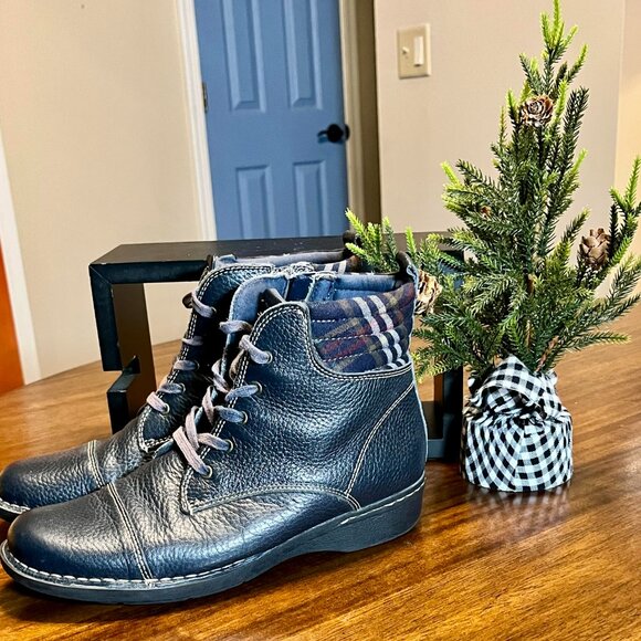 Clarks Whistle Bea Navy Ankle Boots Contrast Stitching, Quilted Plaid Size 8.5 - Picture 3 of 5